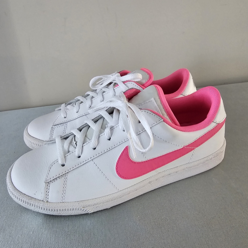EUC NIKE Tennis Classic GS Womens, Girls White & Pink Leather Sneakers, Shoes